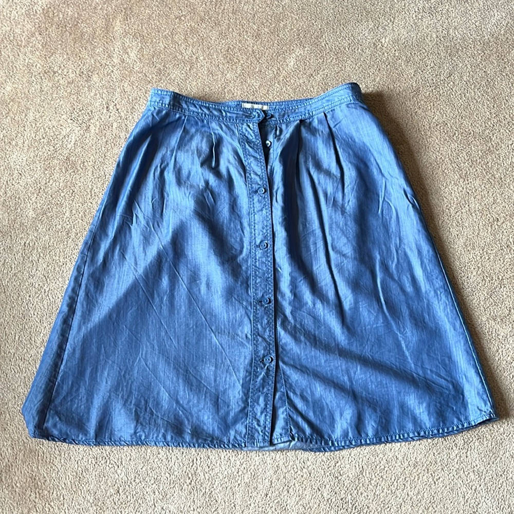 Like new Loft button up denim look skirt, Sz.8,100% Lyocell, super soft,washable